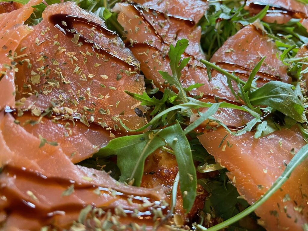 Entdecke heute das Geschmackserlebnis der Extraklasse: Unsere köstliche Pinsa mit zartem Lachs!